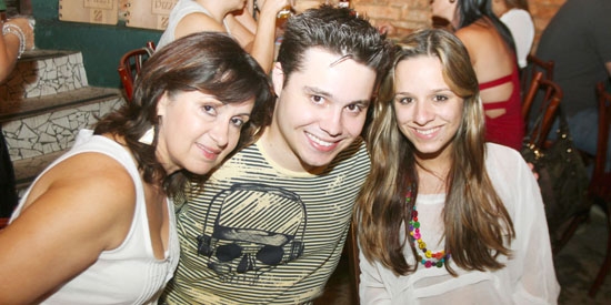 Sueli Pereira, Thalles Silva e Stela Bortoleto em pizzaria na última quinta-feira